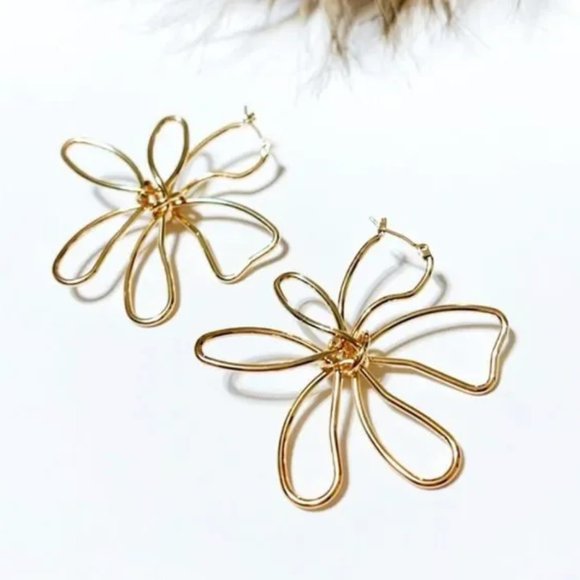 Flower hoop earrings in gold - Picture 1 of 3